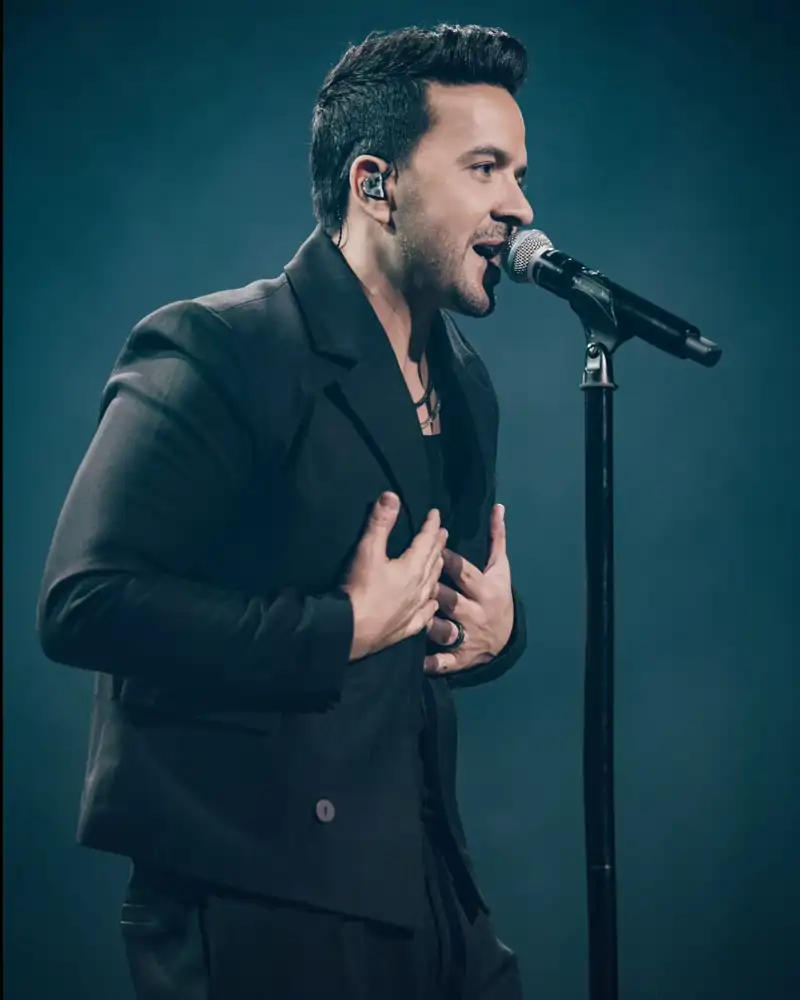 Luis Fonsi durante un concierto