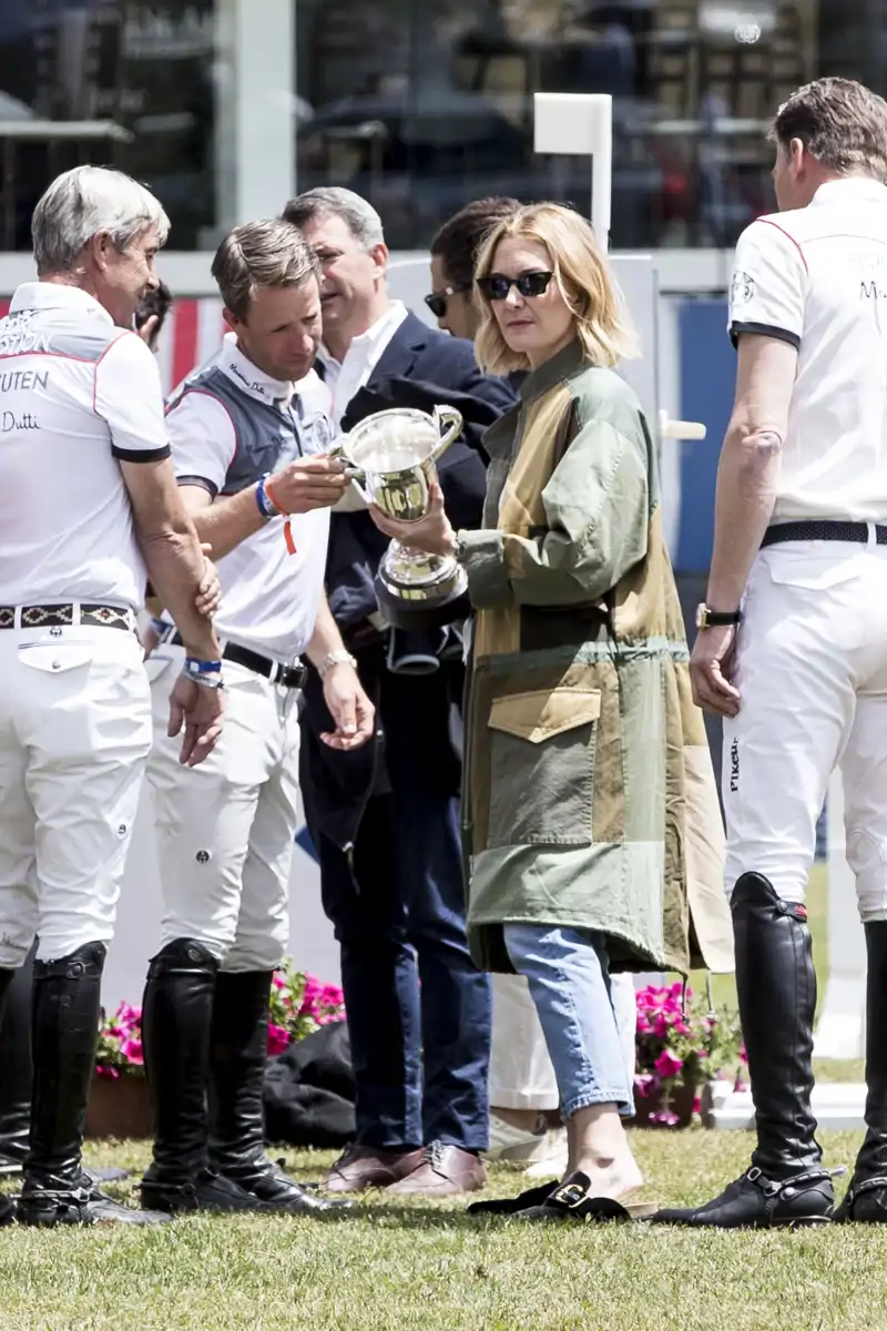 Gabardina patchwork, vaqueros y gafas negras: el look de Marta Ortega para estrenar sus mules de Zara  