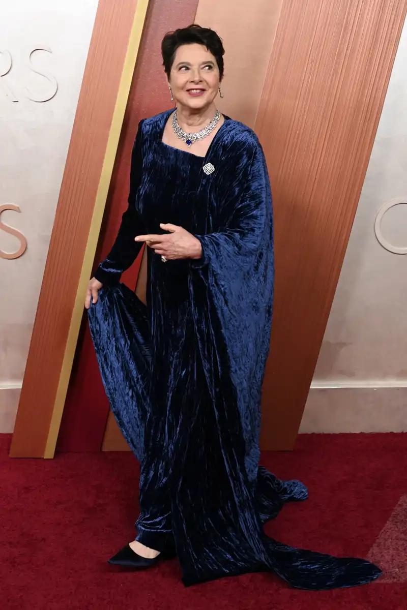 Isabella Rossellini en la alfombra roja de los Premios Oscar 2025 con un vestido de terciopelo azul 