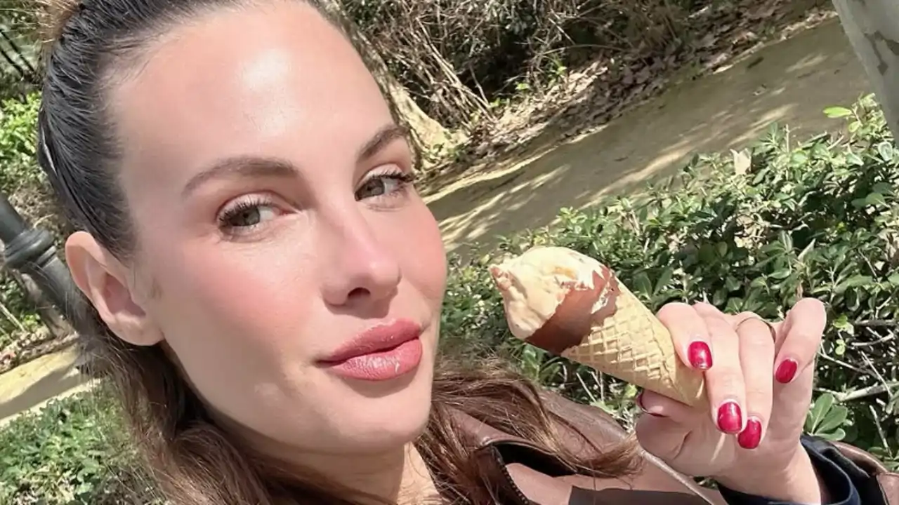 Jessica Bueno con un helado