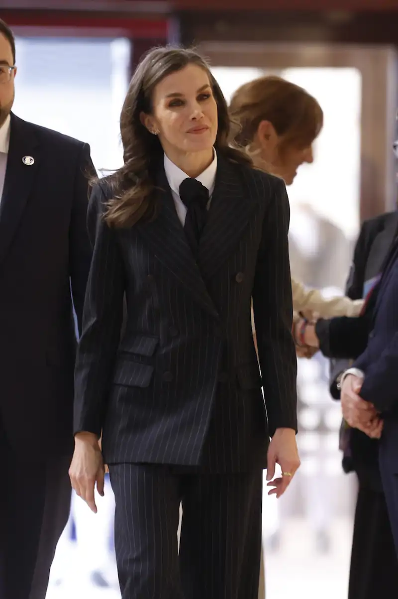 La Reina Letizia apuesta por un look rompedor en su visita a Oviedo por el Día de las Enfermedades Raras 