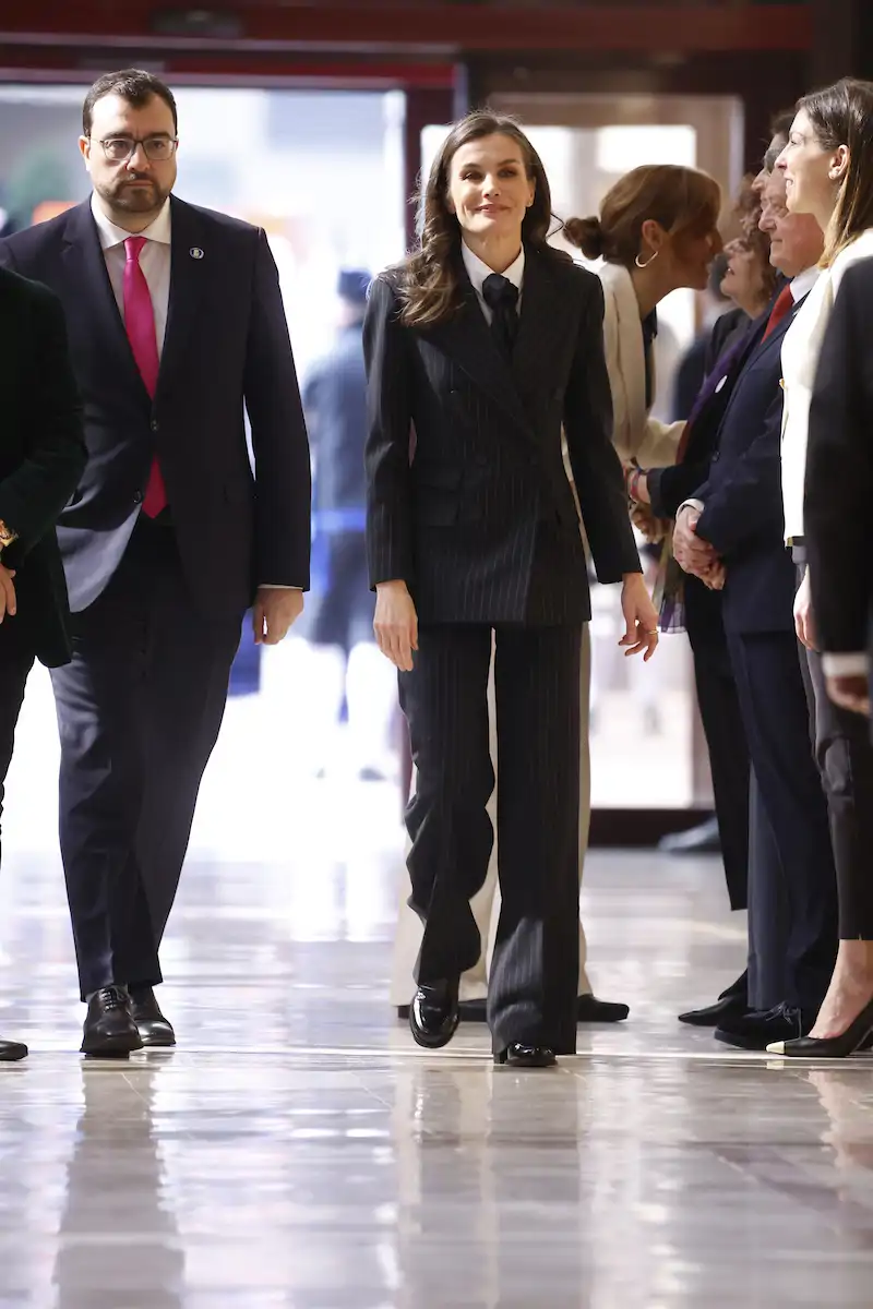 La Reina Letizia, rompedora, arrasa en Oviedo con traje de raya diplomática estilo boyfriend y con la alternativa perfecta a la corbata