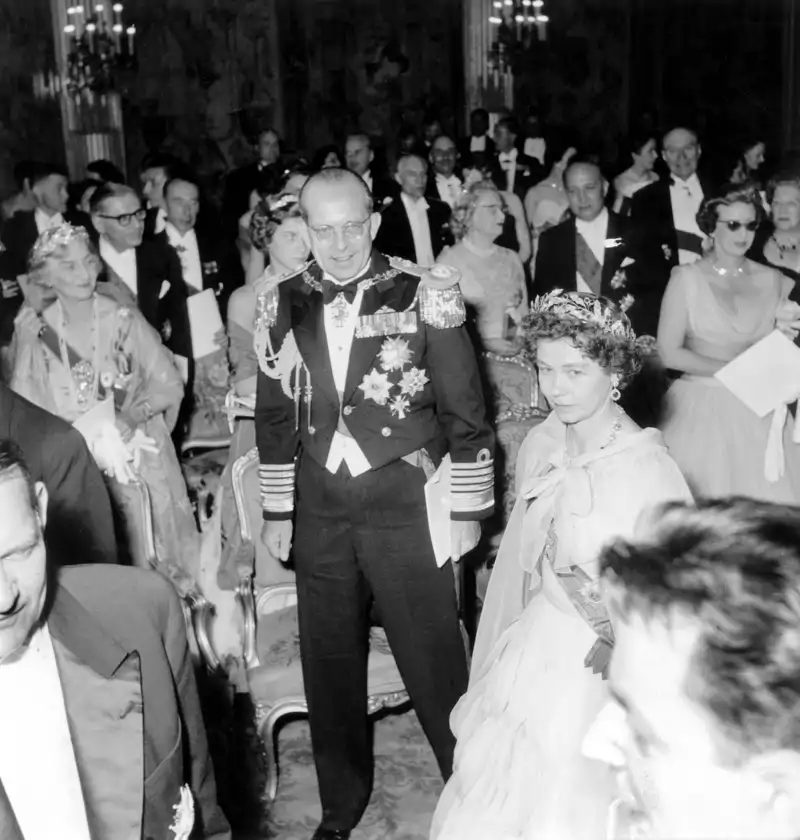 Los Reyes Pablo y Federica en un baile en su honor en el Palacio del Eliseo de París en 1956.