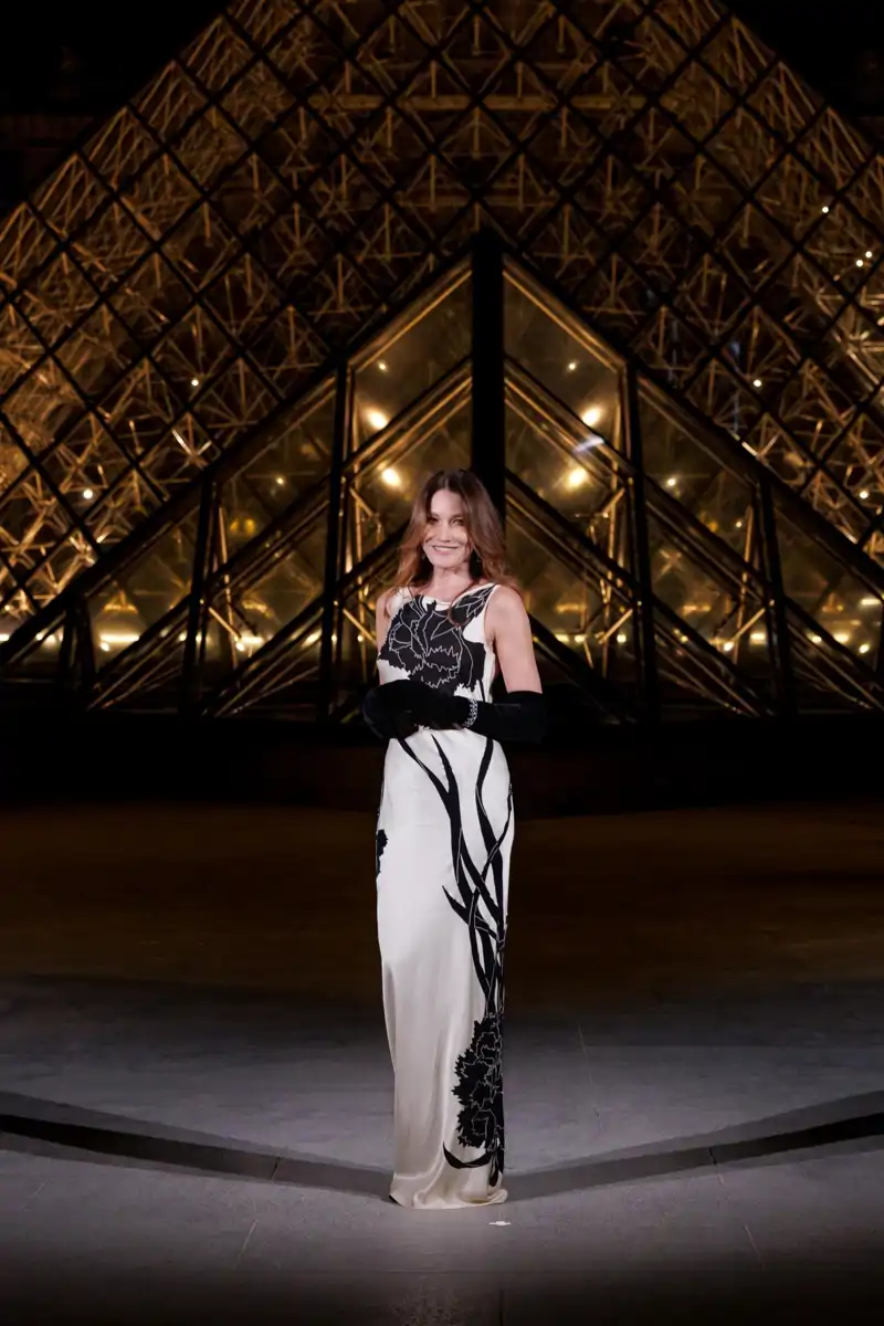 Carla Bruni en la primera edición de la Grand Dîner du Louvre