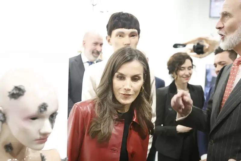 La Reina Letizia, muy atenta en ARCO