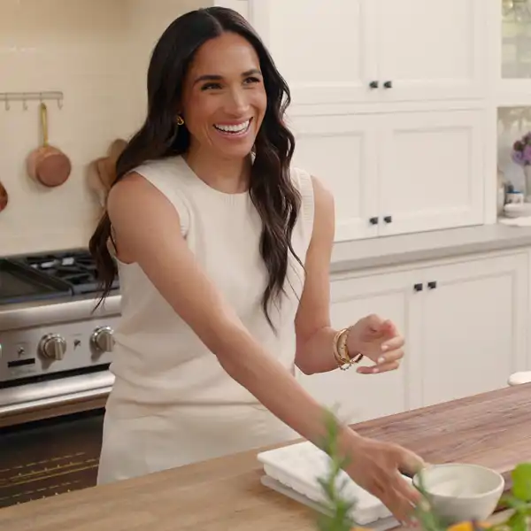 Meghan Markle feliz en el decorado donde han rodado 'Con amor, Meghan'