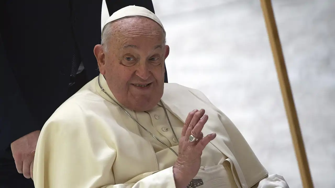 Última hora: El Vaticano comparte las primeras palabras del papa Francisco tras tres semanas ingresado