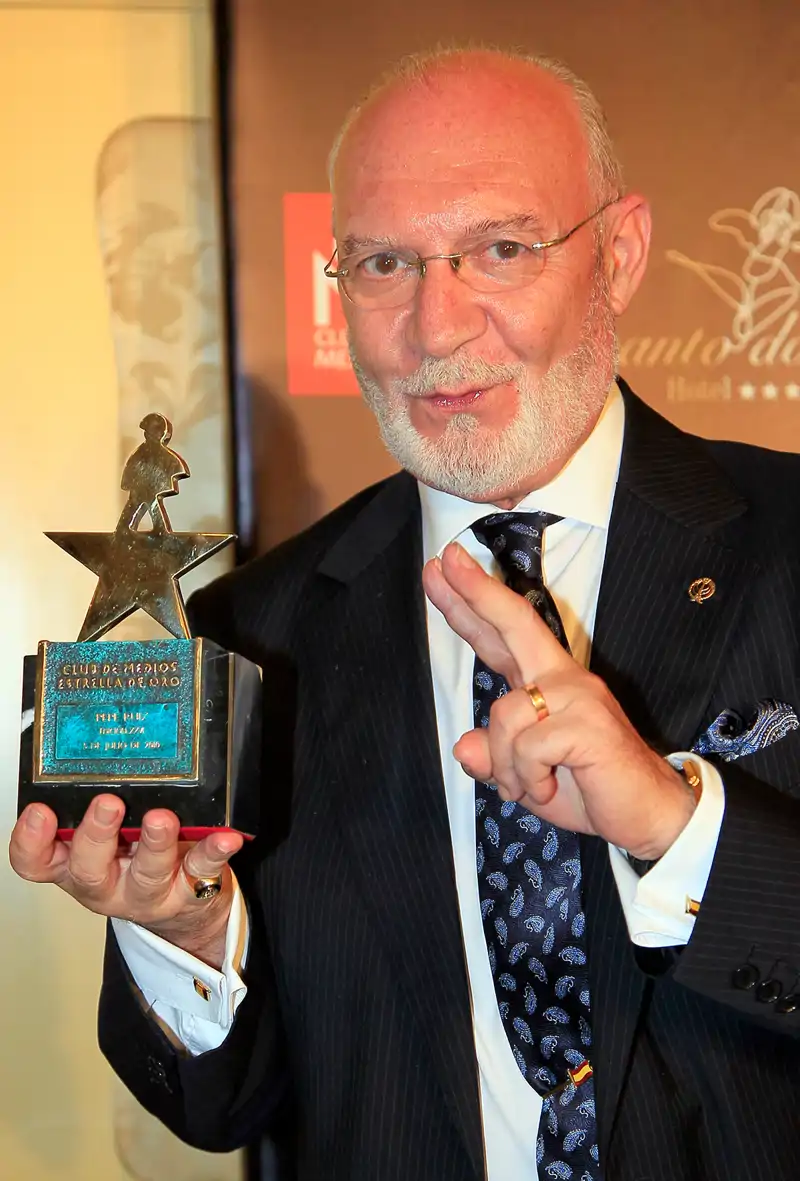 Pepe Ruiz con un premio