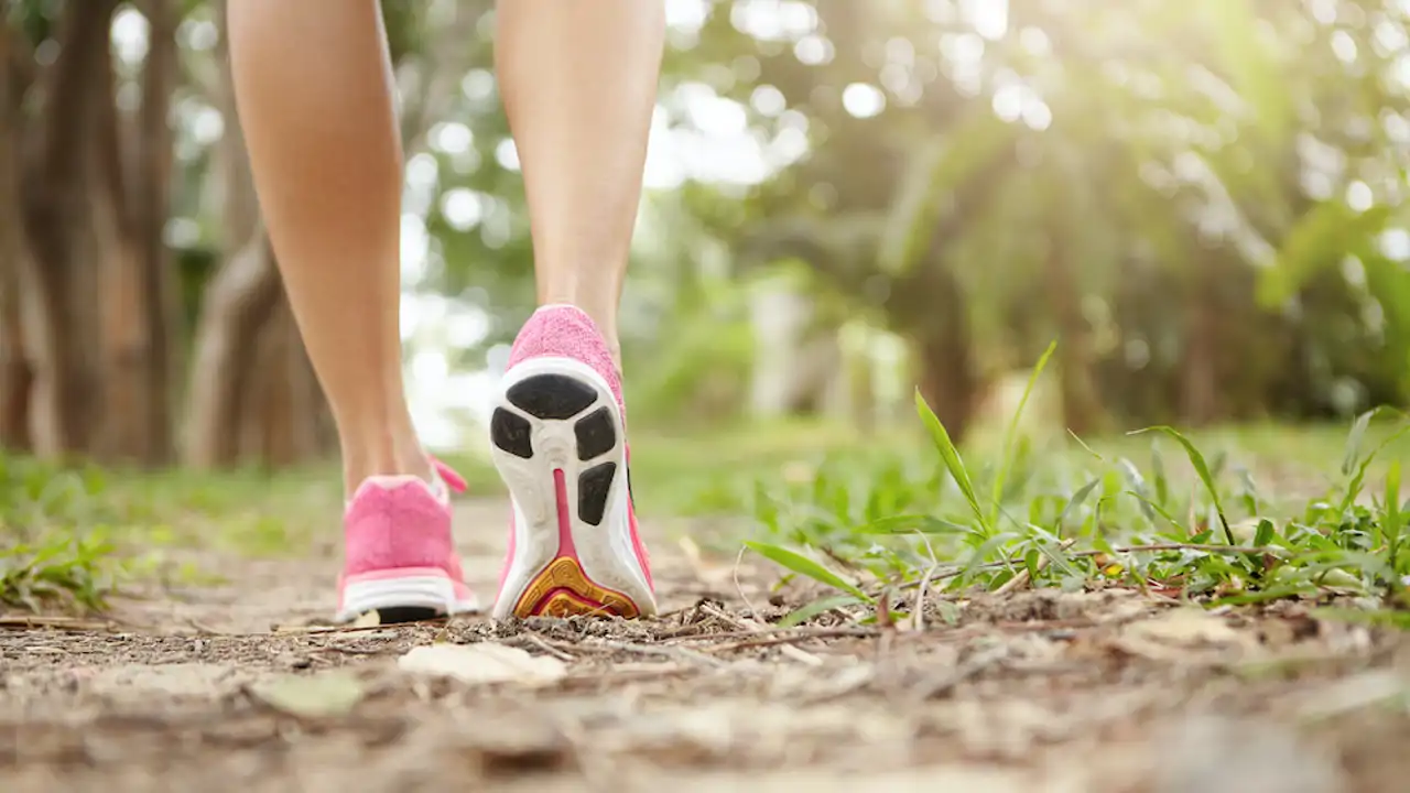 Esta es la mejor forma de caminar para quemar calorías y perder peso, según los expertos de la Universidad de Harvard