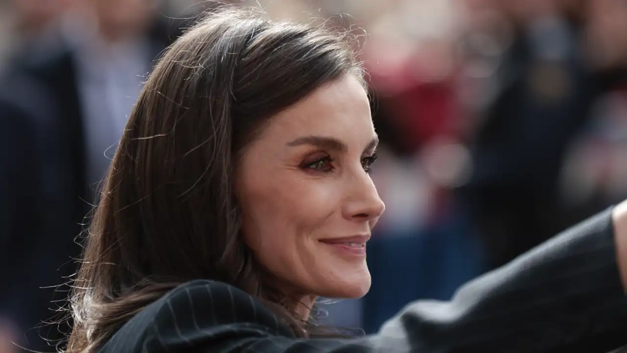 Doña Letizia sonriente en Oviedo el pasado 4 de marzo en el acto de FEDER con motivo del Día Mundial de las Enfermedades Raras.