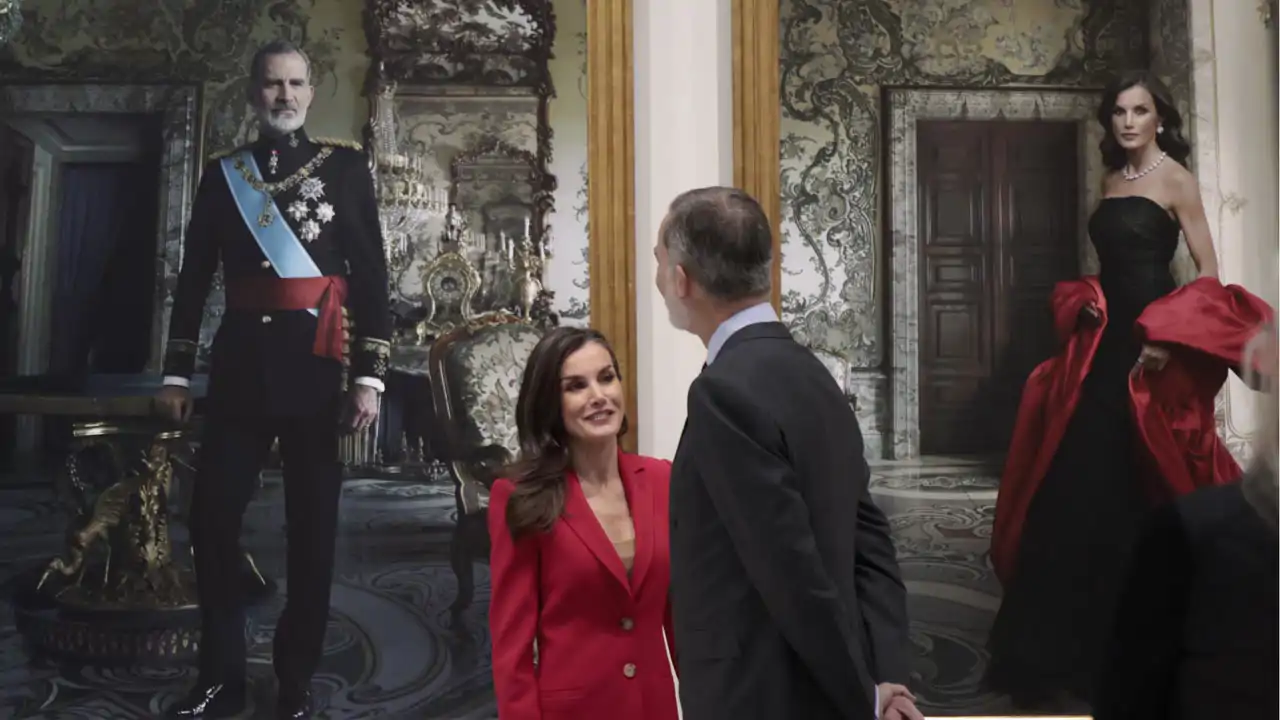 La Reina Letizia y Felipe junto a sus retratos