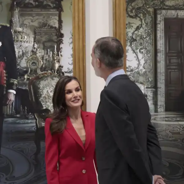 La Reina Letizia y Felipe junto a sus retratos