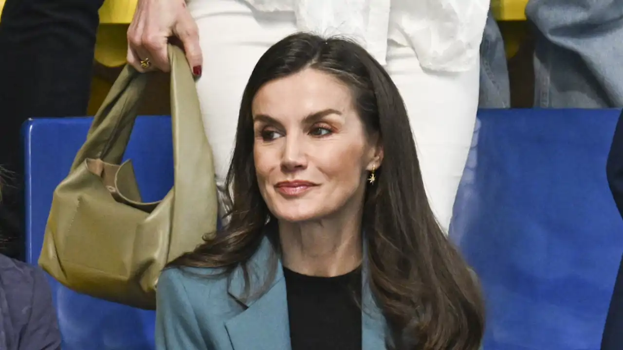 La Reina Letizia, espectadora de excepción en la final de Waterpolo en Mallorca: un traje 'trampantojo' y un complemento inesperado