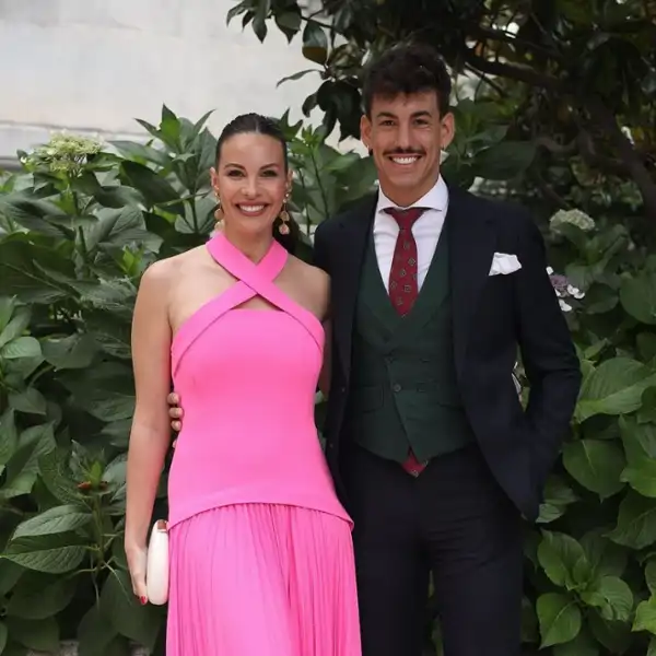 Jessica Bueno junto a Luitingo en una boda