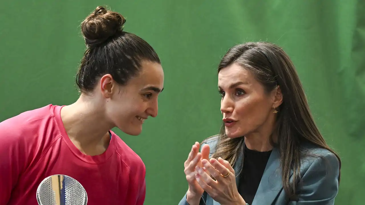 La Reina Letizia junto a una jugadora de waterpolo