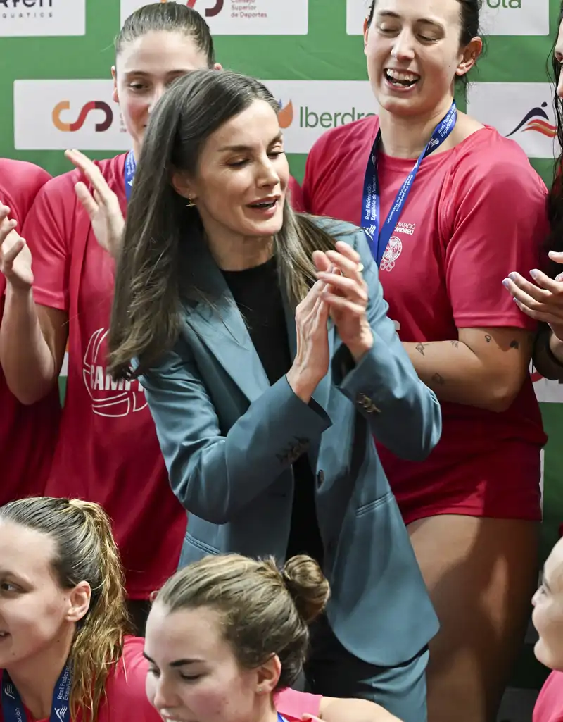 La Reina Letizia junto al equipo femenino de waterpolo