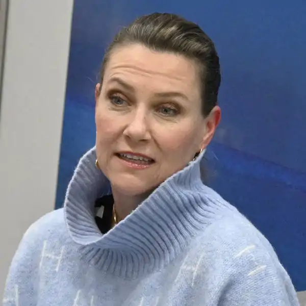 Marta Luisa de Noruega con rostro serio