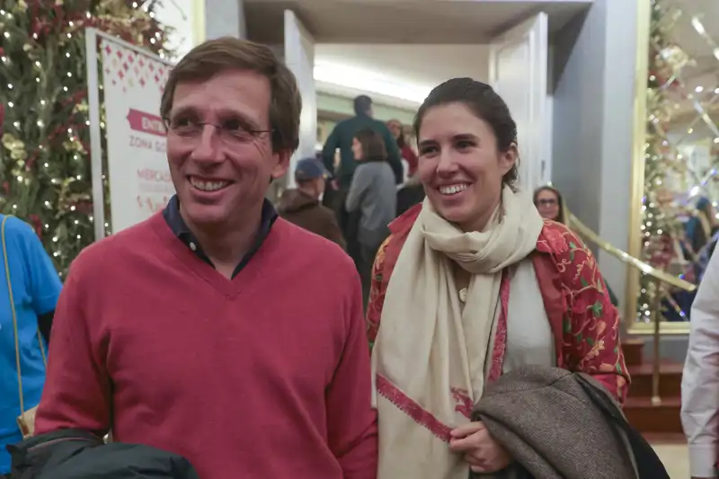 José Luis Martínez-Almeida y Teresa Urquijo visitan un mercadillo