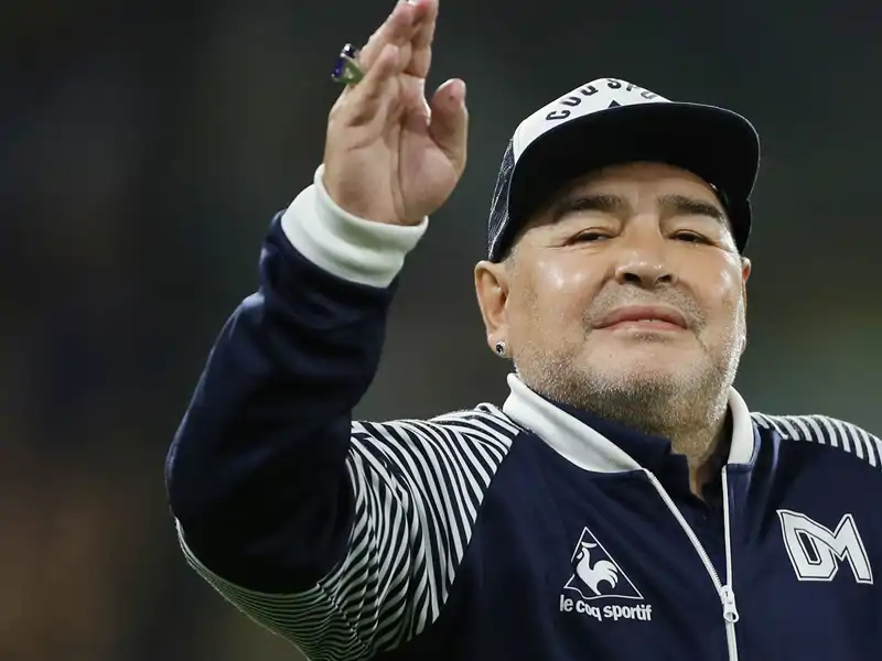 Maradona saluda a sus seguidores