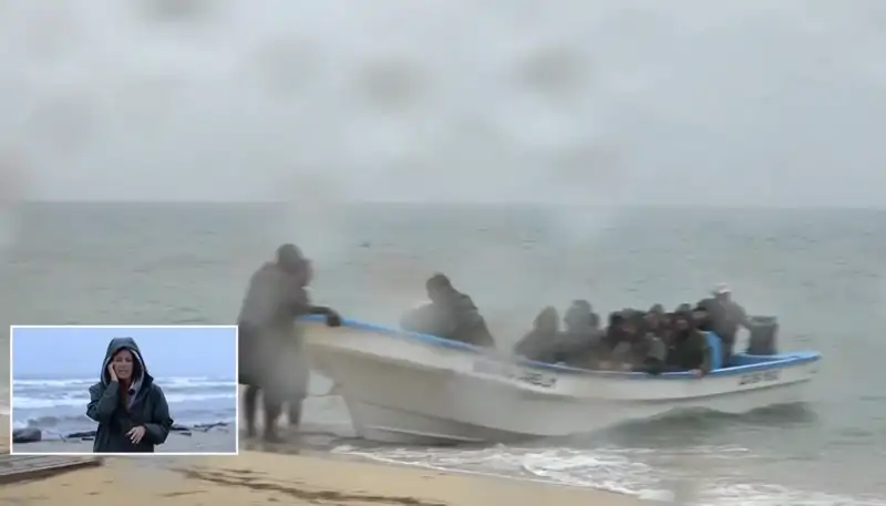 Supervivientes evacuados de sus playas