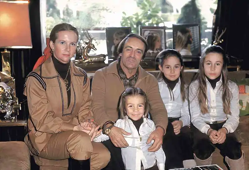 Félix Rodríguez de la Fuente con su mujer y sus hijas