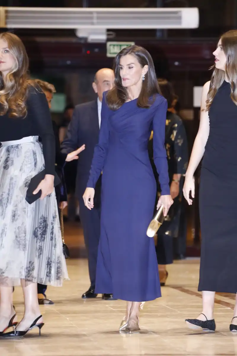 La Reina Letizia, con un diseño alquilado de Roland Mouret en el concierto previo a los Premios Princesa de Asturias