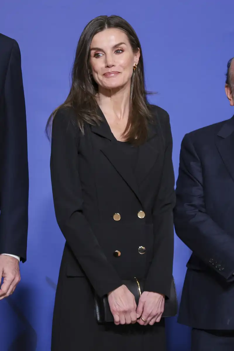 La Reina Letizia volvió a cambiar los botones del vestido