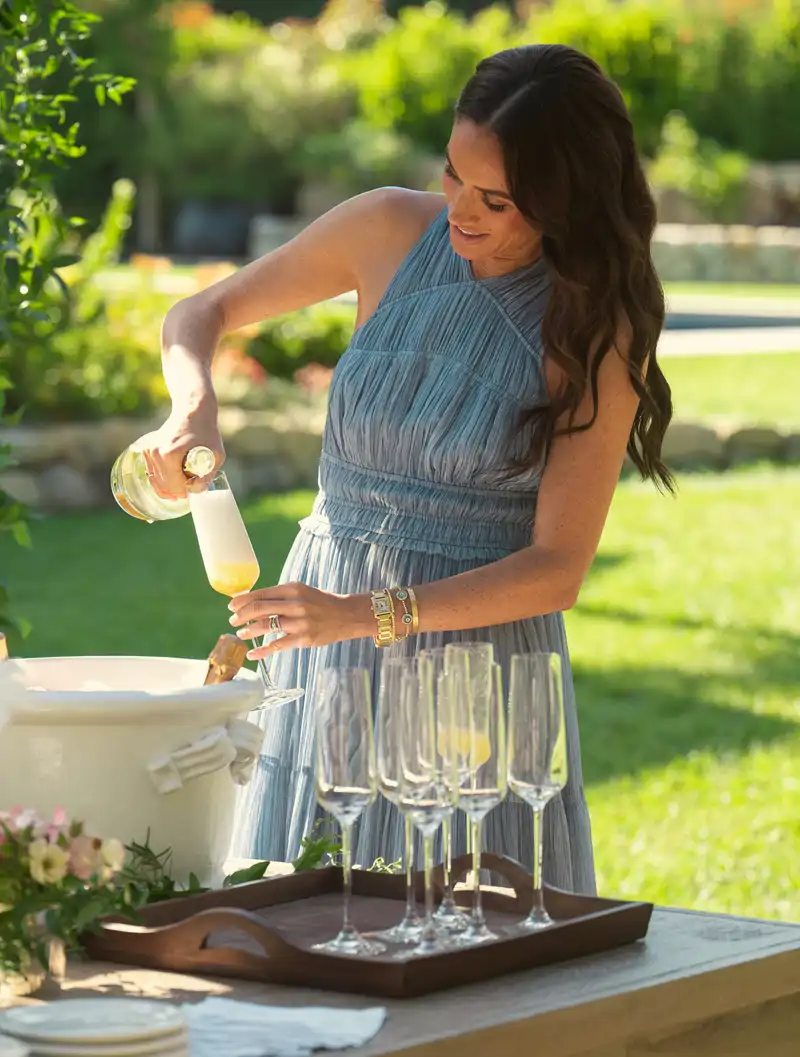 Meghan Markle, sirviendo champán en la fiesta final de su serie