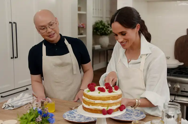 Meghan Markle y su maquillador, Daniel Martin, haciendo una tarta