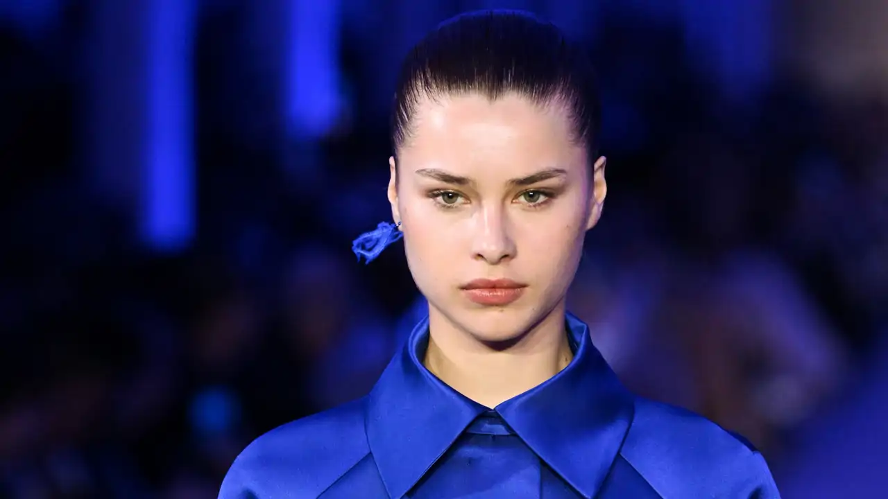 Mujer piel sensible camisa azul desfile París