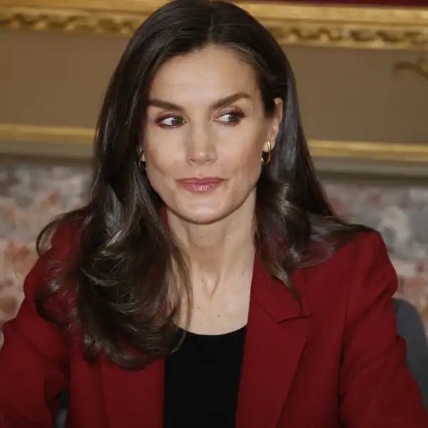 Blazer oversize y pantalones de tiro alto, la Reina Letizia dicta sentencia y luce el traje todoterreno que querrás llevar a la oficina cada día