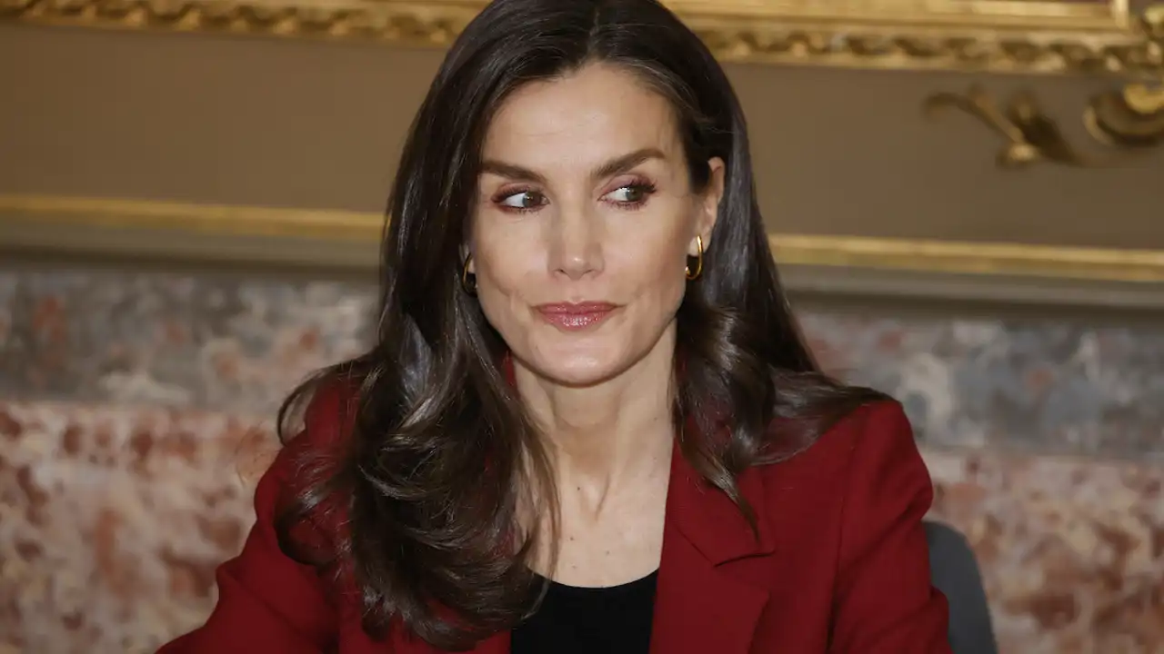 Blazer oversize y pantalones de tiro alto, la Reina Letizia dicta sentencia y luce el traje todoterreno que querrás llevar a la oficina cada día