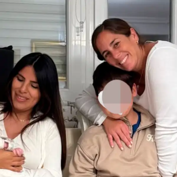 Isa Pantoja y Anabel Pantoja posan junto a sus hijos