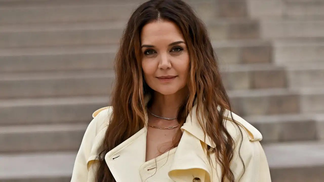 El peor look de la semana: Katie Holmes y su conjunto vagabundo color mantequilla