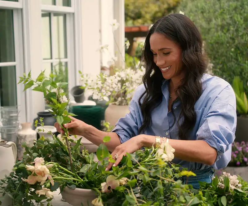 Meghan Markle preparando un centro de flores