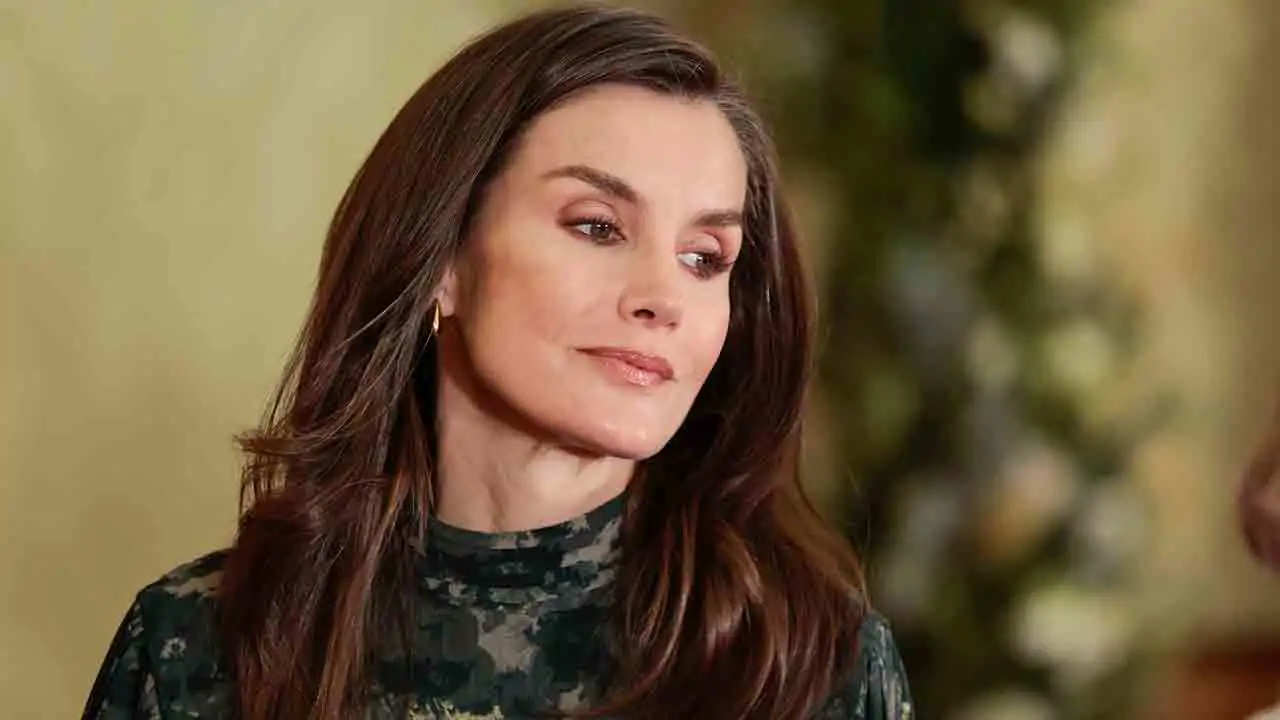 Ya está en Zara de nuevo el vestido de flores más primaveral y bonito que la Reina Letizia agotó en horas