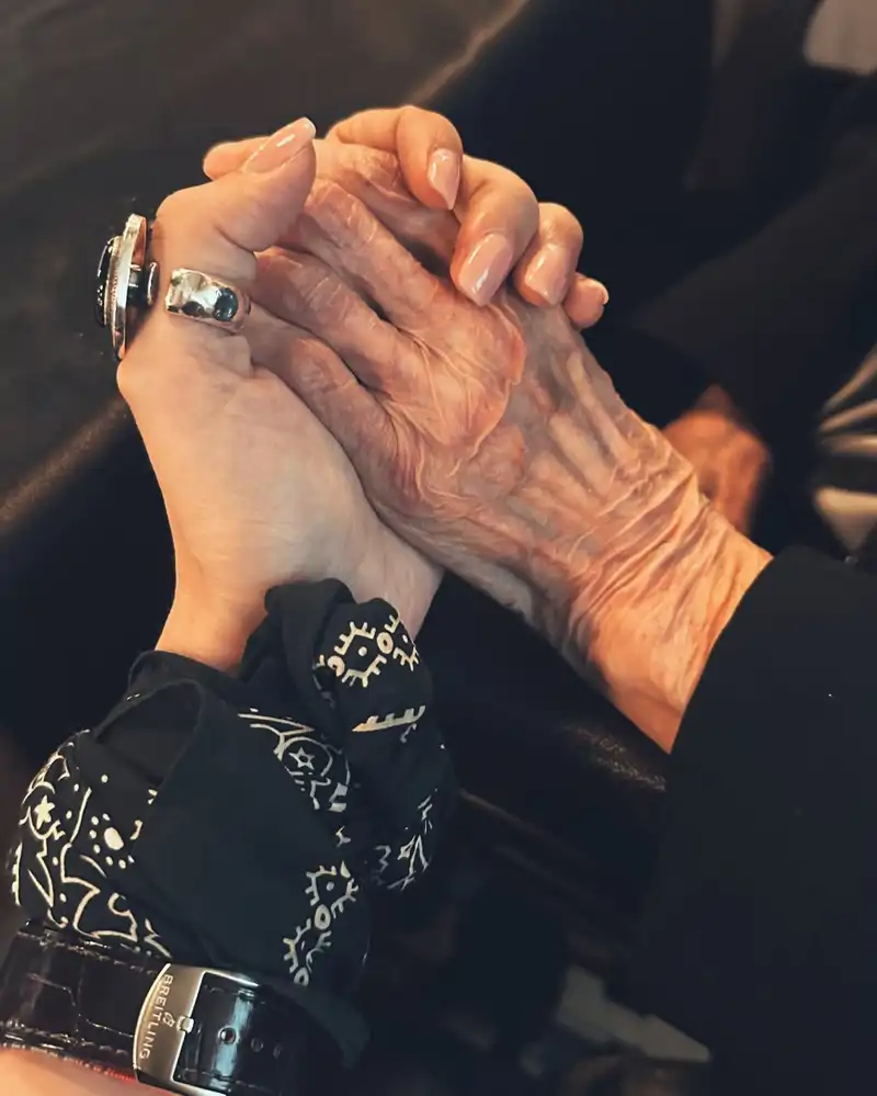 Sara Carbonero, de la mano junto a su abuela. 