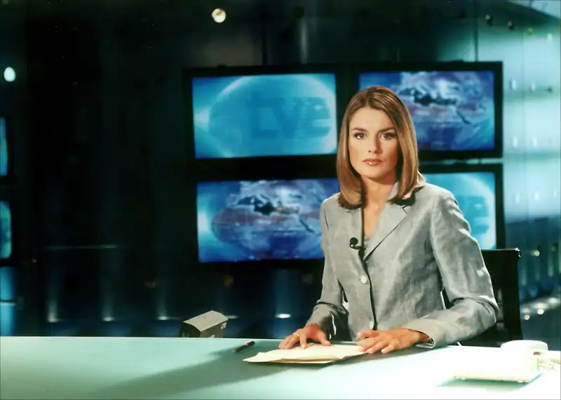 Doña Letizia preparada en Torrespaña para presentar el telediario de TVE en el año 2003