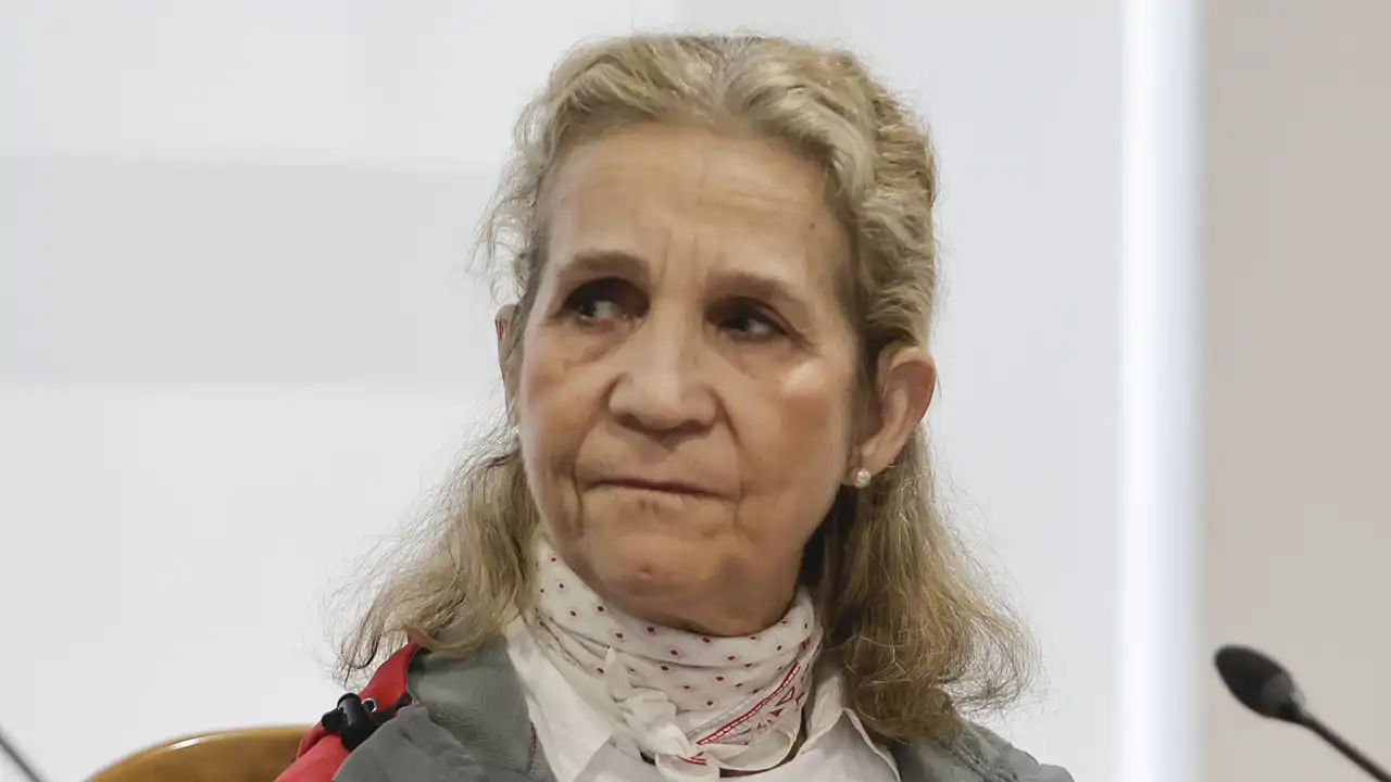 La Infanta Elena, bombera por un día: su insólito vídeo apagando un incendio