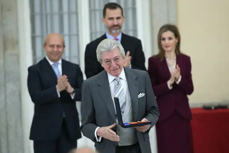 Manuel Alejandro premiado por los Reyes