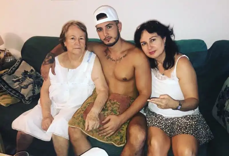 Omar Montes con su madre y su abuela