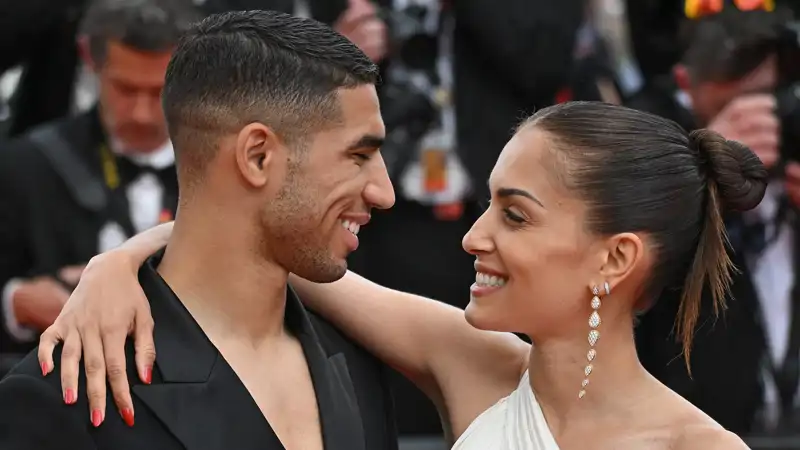 Achraf Hakimi e Hiba Abouk sonriéndose