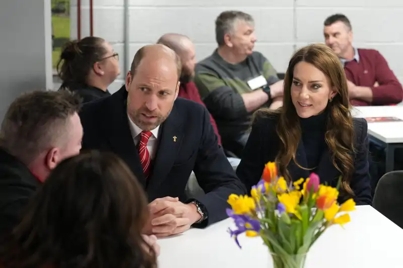 El Príncipe Guillermo y Kate Middleton se reúnen con jugadores lesionados de rugby 