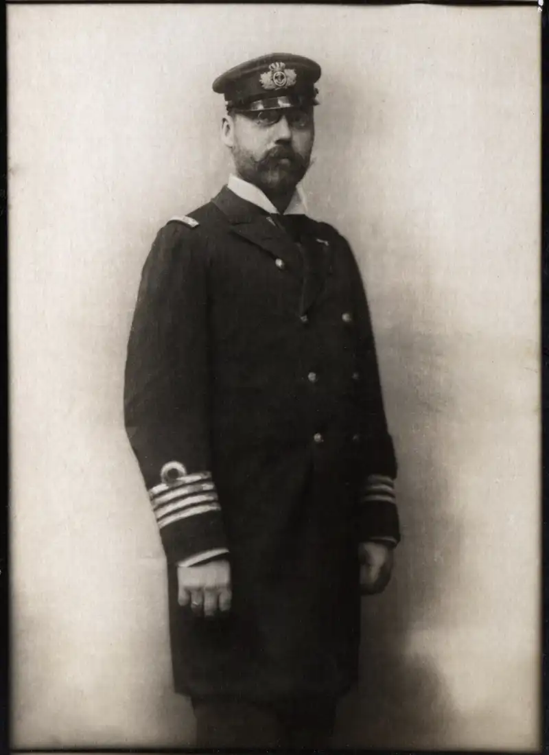 El Príncipe Valdemar de Dinamarca posa con un uniforme naval