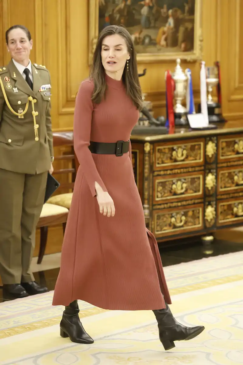 El vestido de canalé de firma valenciana que la Reina Letizia ha vuelto a rescatar de su vestidor 