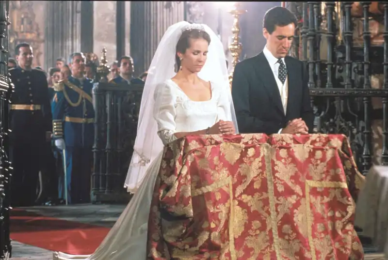 Instantánea de la boda de la Infanta Elena y Jaime de Marichalar en la Catedral de Sevilla en 1995