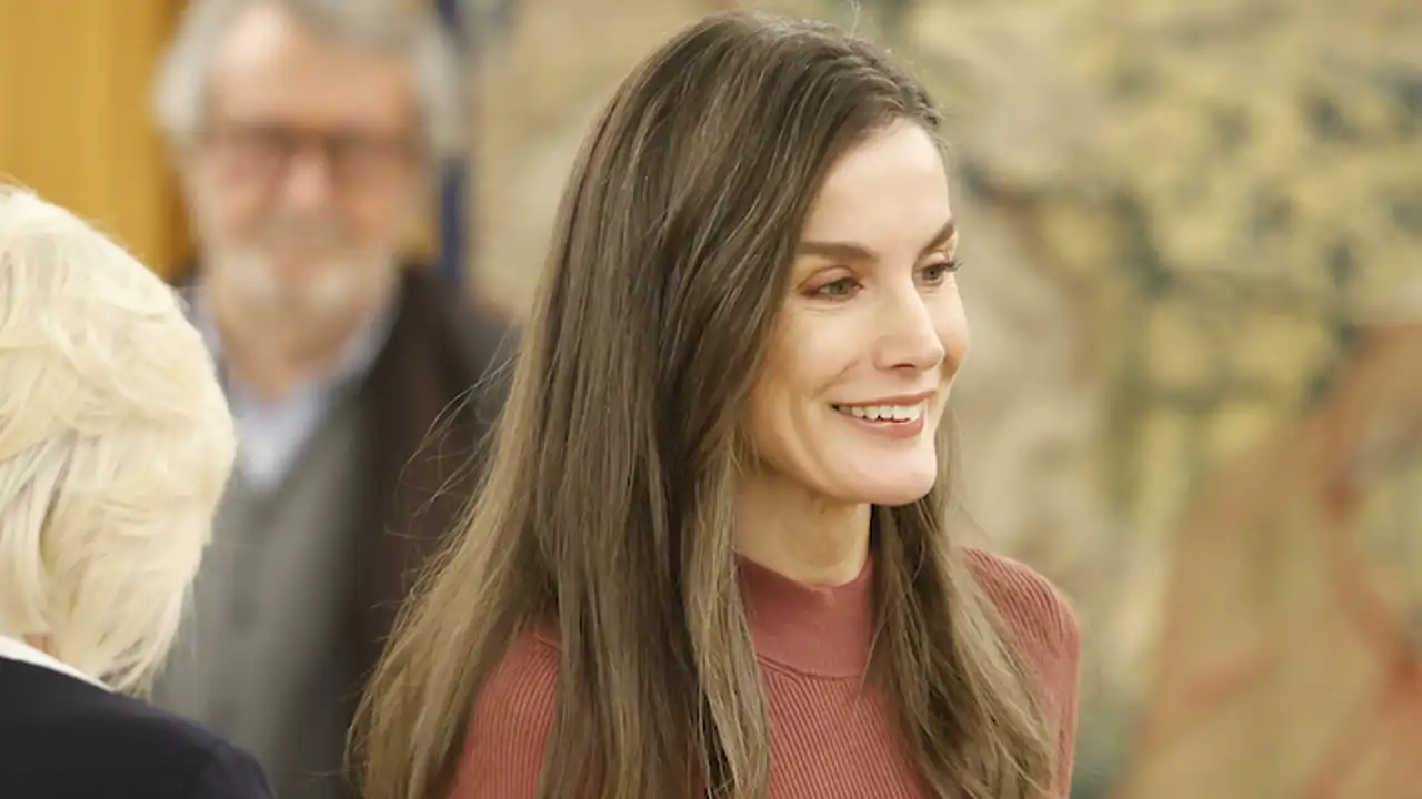 La Reina Letizia se desmarca del rojo y rescata un vestido de canalé 'made in Spain' para su última audiencia 