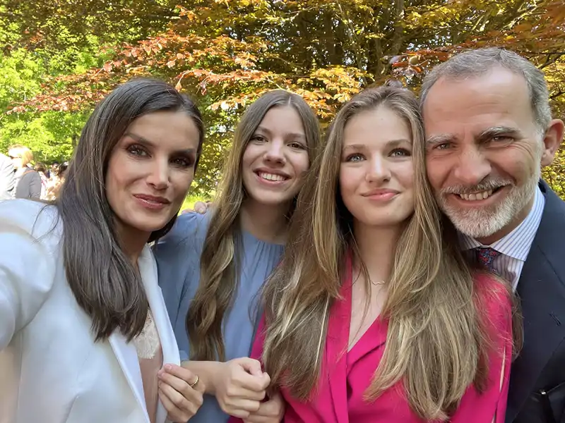 Los Reyes y sus dos hijas haciéndose un selfie