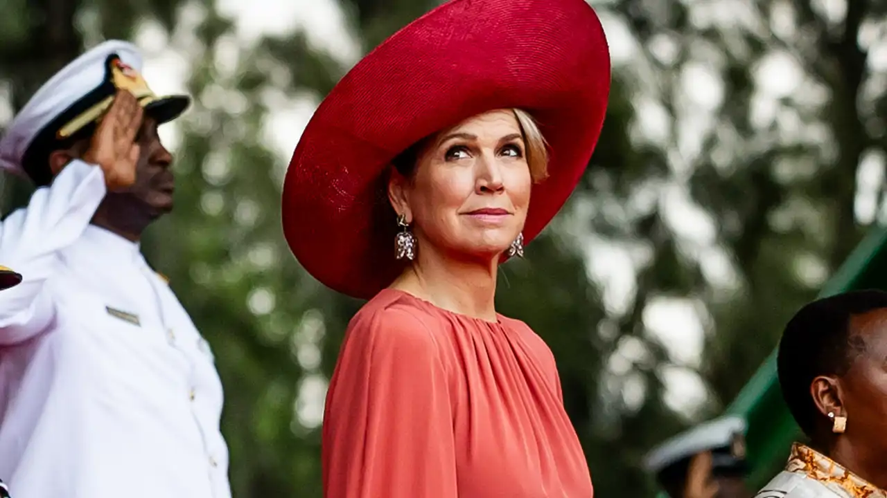 Máxima de Holanda deslumbra en Kenia con un espectacular vestido-capa de plumas digno de realeza