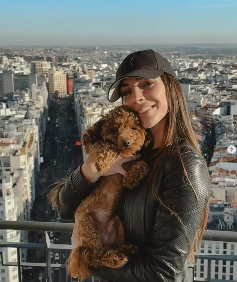 Paloma, esposa de Goyo Jiménez, y un perro